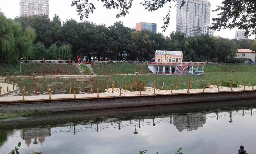 A river runs close to the road in Harbin city centre