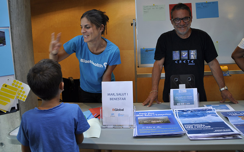 Cristina Vert explains her research to a group of participants